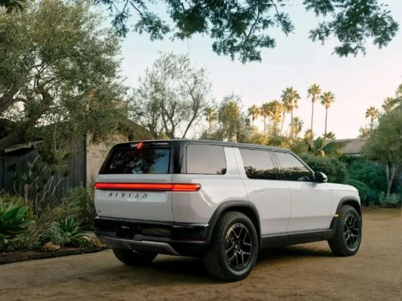 Rivian R2 2027 — вид сбоку